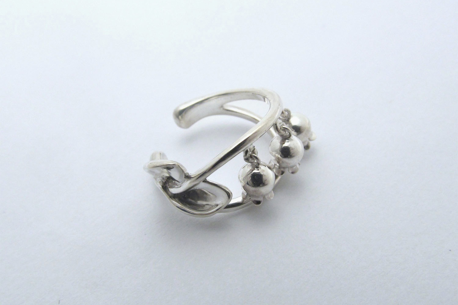 そよ風に揺れるすずらんのイヤーカフ　〜Lily of the valley〜♬　【左耳用】